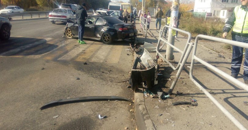 В Челябинске водитель после ДТП снес 
ограждение
