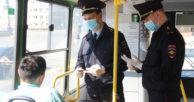 В общественном транспорте Челябинска 
полицейские объясняют пассажирам 
необходимость ношения масок
